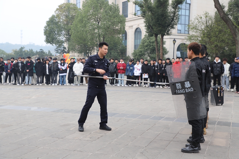 校園反恐防暴培訓(xùn)演練1_副本.jpg 校園反恐防暴培訓(xùn)演練1_副本.jpg