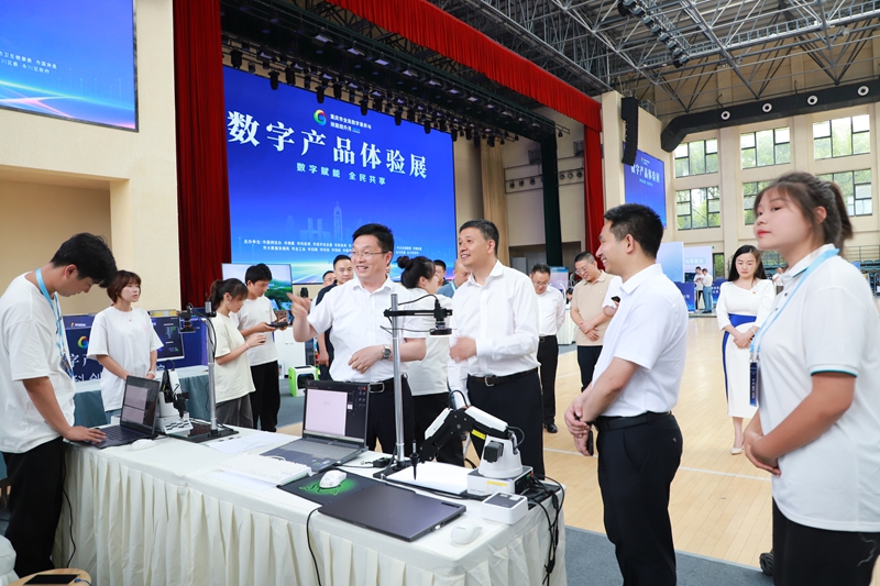 學(xué)校承辦重慶市“數(shù)字產(chǎn)品體驗展”_副本.jpg 學(xué)校承辦重慶市“數(shù)字產(chǎn)品體驗展”_副本.jpg