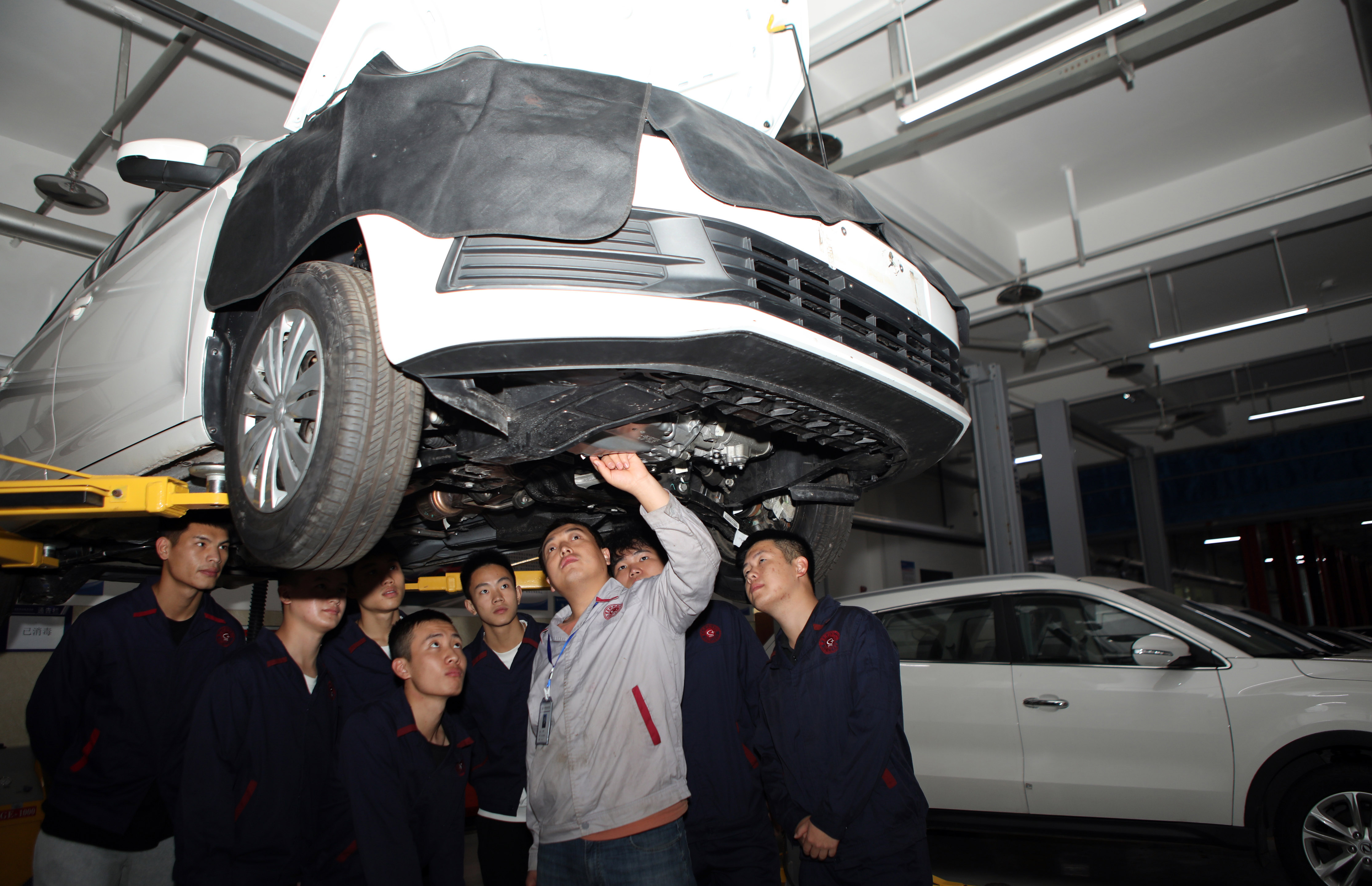 2022年10月21日，重慶科創(chuàng)職業(yè)學(xué)院汽車制造與試驗(yàn)技術(shù)專業(yè)學(xué)生進(jìn)行汽車故障綜合診斷。通訊員 陳仕川 攝