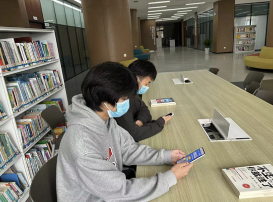 圖為重慶科創(chuàng)職業(yè)學(xué)院師生正在圖書館內(nèi)答題。