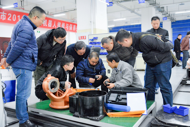 學(xué)院承辦重慶市工業(yè)機(jī)器人維修與保養(yǎng)技術(shù)高級研修班培訓(xùn)_副本_副本.jpg 學(xué)院承辦重慶市工業(yè)機(jī)器人維修與保養(yǎng)技術(shù)高級研修班培訓(xùn)_副本_副本.jpg