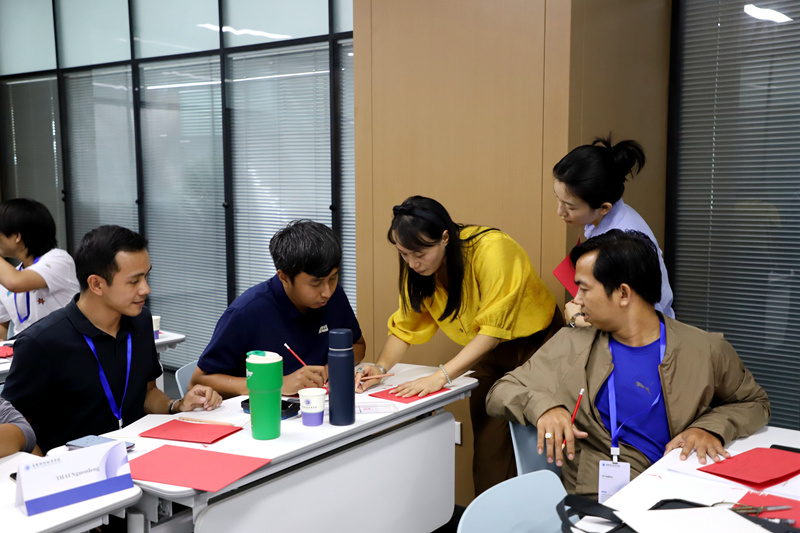 唐禮茂指導(dǎo)中柬跨境數(shù)字貿(mào)易中高級(jí)管理人員培訓(xùn)班學(xué)員學(xué)習(xí)剪紙1_副本.jpg 唐禮茂指導(dǎo)中柬跨境數(shù)字貿(mào)易中高級(jí)管理人員培訓(xùn)班學(xué)員學(xué)習(xí)剪紙1_副本.jpg